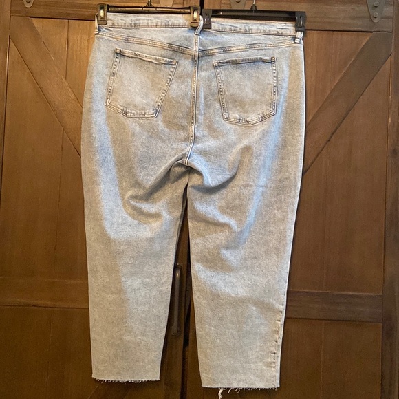 Old Navy Extra High-Rise Sky-Hi Straight Jean - Picture 4 of 7